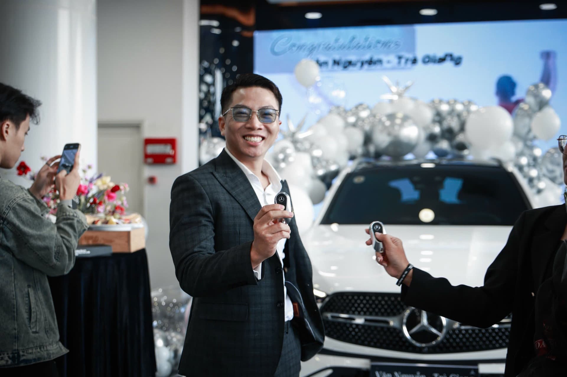 Văn Nguyễn Felix nhận xe Mercedes