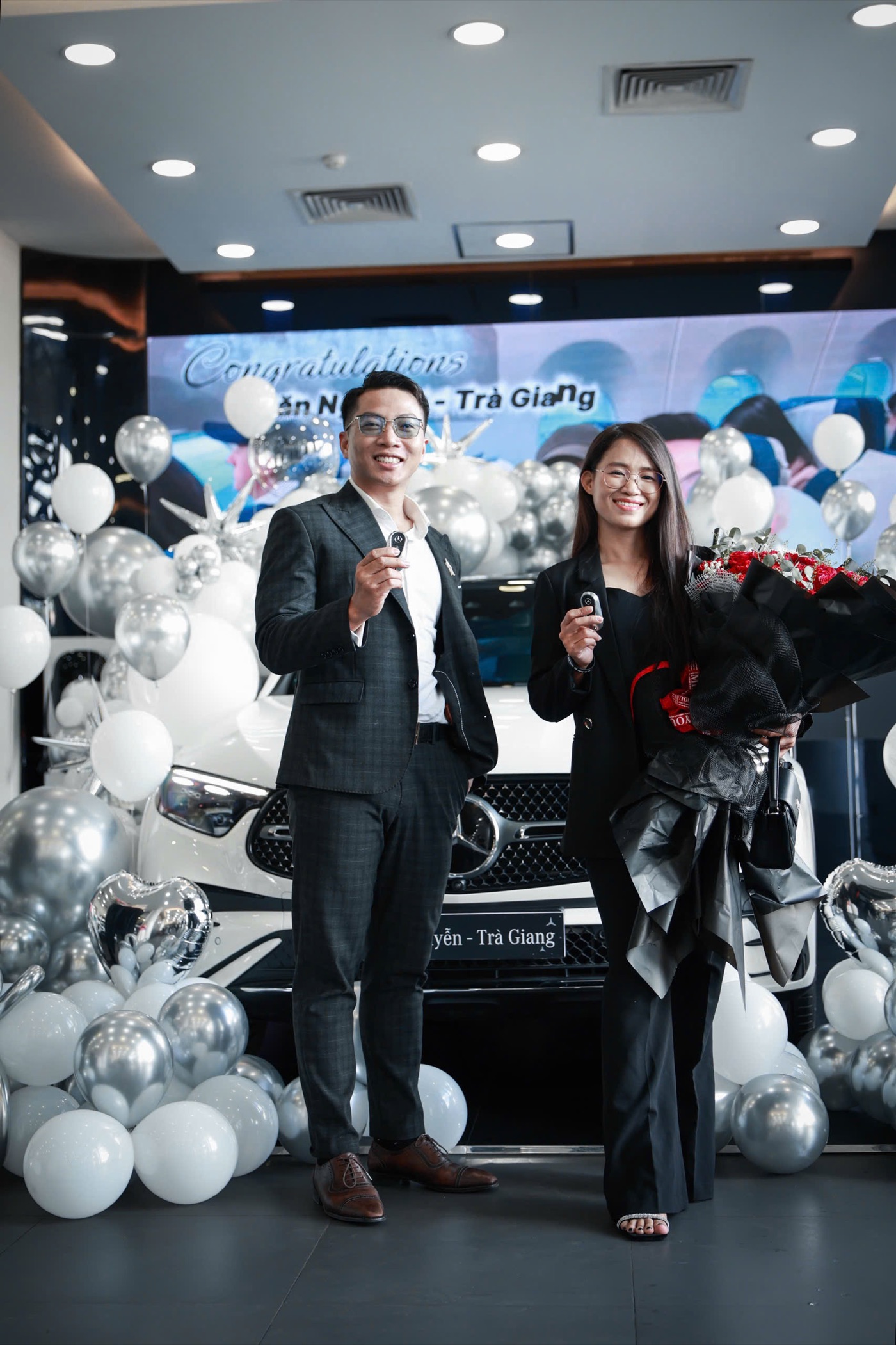 Vợ chồng Văn Nguyễn Felix nhận xe